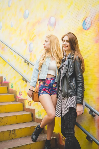 Two beautiful girls in city — Stock Photo, Image