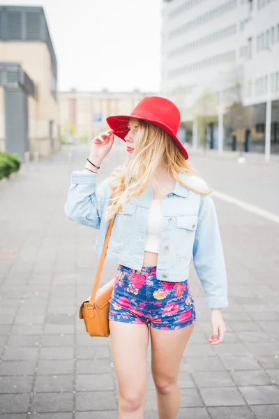 Young beautiful blonde girl in  city — Stock Photo, Image