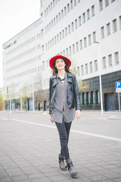 Beautiful brunette girl walking in city — Stock Photo, Image