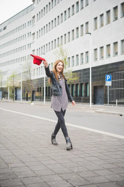 Beautiful brunette girl walking in city — Zdjęcie stockowe