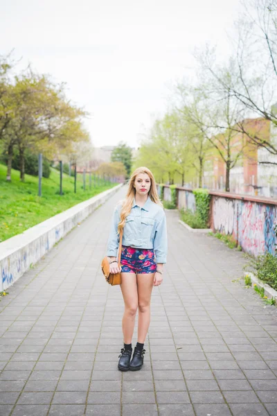 Young beautiful blonde girl in park — Stock Photo, Image