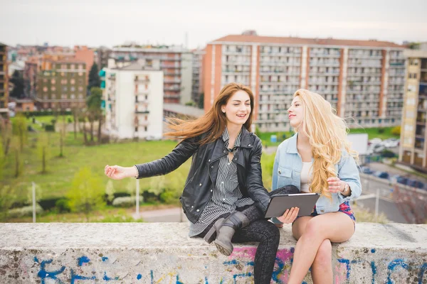 Two young girls using tablet — Stock Photo, Image