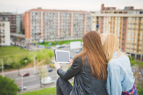 Dos chicas jóvenes usando tableta —  Fotos de Stock