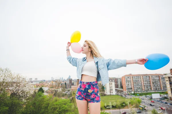 Hermosa chica rubia jugando con ballono —  Fotos de Stock