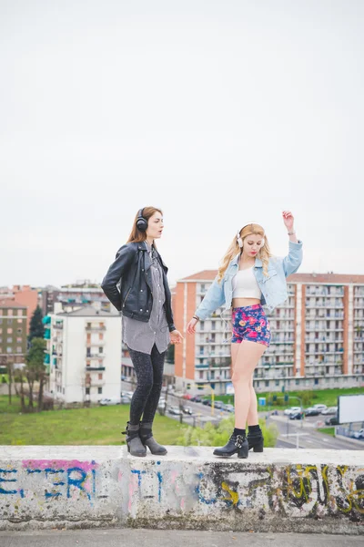 Two girls listening music — Stock Photo, Image