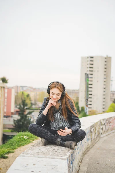 Brunette fille écouter de la musique — Photo