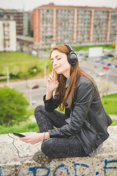 Μελαχρινή κοπέλα ακούγοντας μουσική — Φωτογραφία Αρχείου