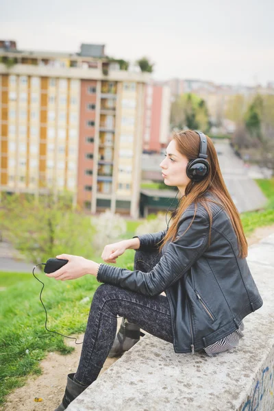Chica morena escuchando música — Foto de Stock