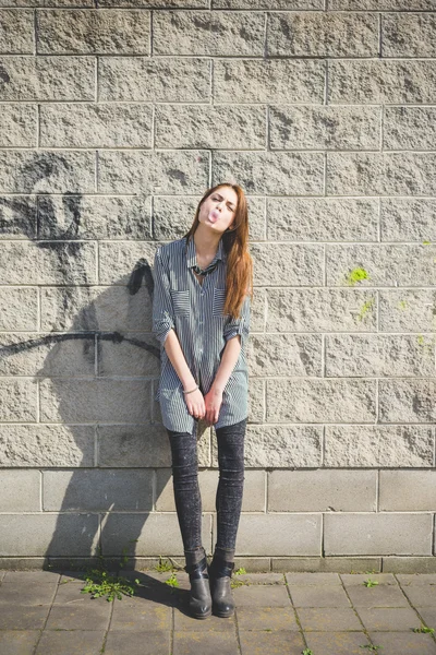 Ung vacker brunett flicka poserar — Stockfoto
