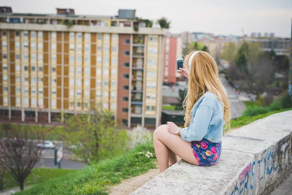 Junges Mädchen in der Stadt hört Musik — Stockfoto