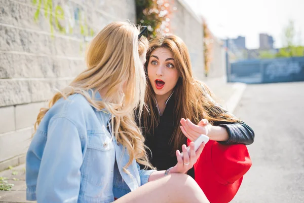 Duas meninas conversando com smartphone — Fotografia de Stock