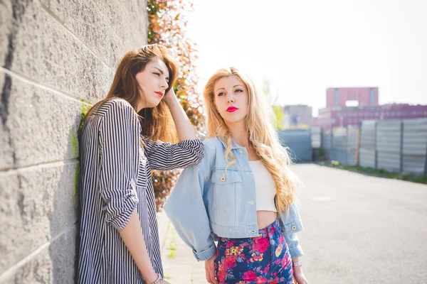 Two beautiful girls in city — Stock Photo, Image