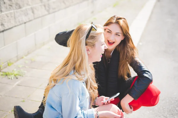 Two beautiful girls in city — Stock Photo, Image