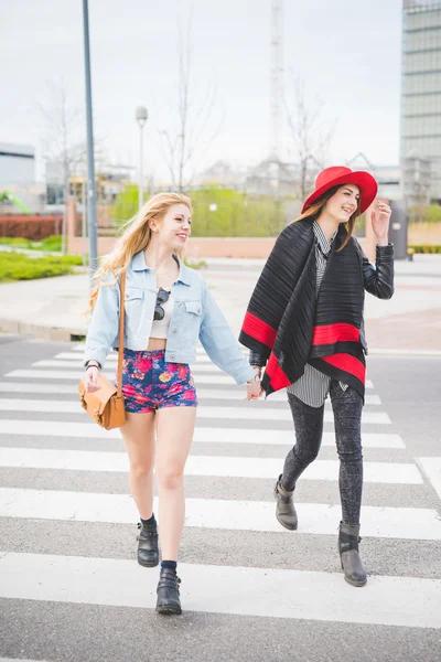 Twee meisjes vrienden in stad — Stockfoto