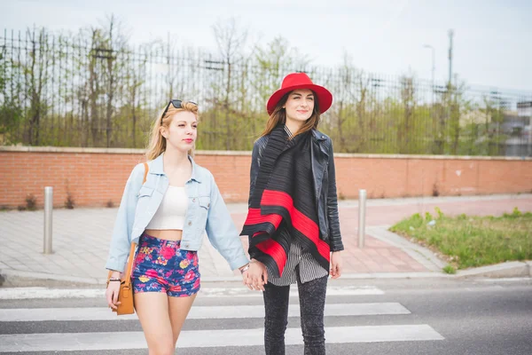 Due amiche ragazze in città — Foto Stock