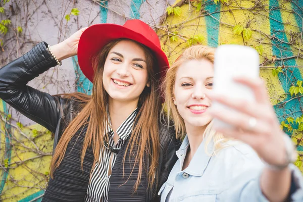 Två tjejer tar selfie i city — Stockfoto