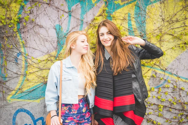 Two beautiful girls in city — Stock Photo, Image