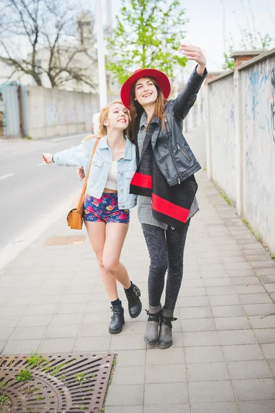 Dos chicas tomando selfie en la ciudad —  Fotos de Stock