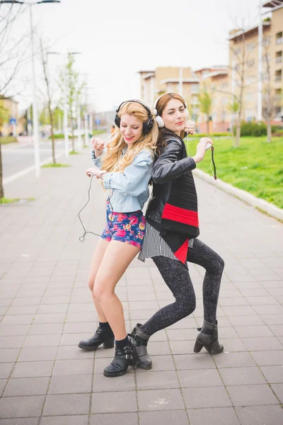 Dos chicas escuchando música —  Fotos de Stock