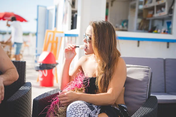 Vrouw in strandbar — Stockfoto