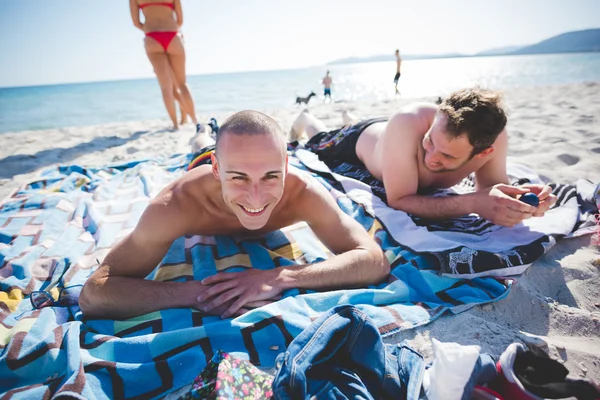 Dwóch młodych przyjaciół na plaży — Zdjęcie stockowe