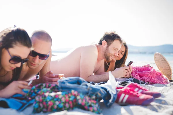 Jóvenes amigos en la playa de verano — Foto de Stock