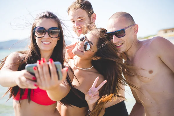 Jóvenes amigos en la playa de verano — Foto de Stock