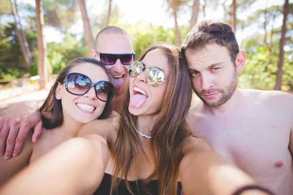 Giovani amici sulla spiaggia estiva — Foto Stock