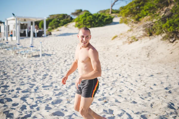 Mannen på stranden i sommar — Stockfoto