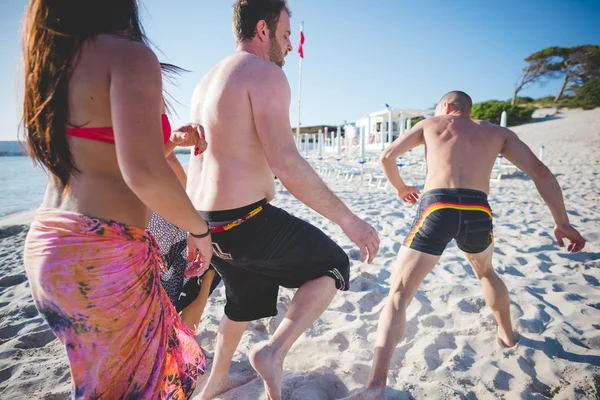 Giovani amici sulla spiaggia estiva — Foto Stock