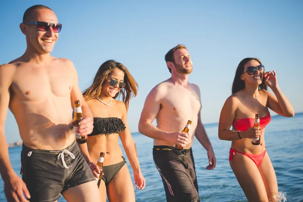 Unga vänner på sommaren beach — Stockfoto