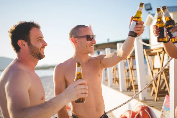 Amigos na praia no verão — Fotografia de Stock