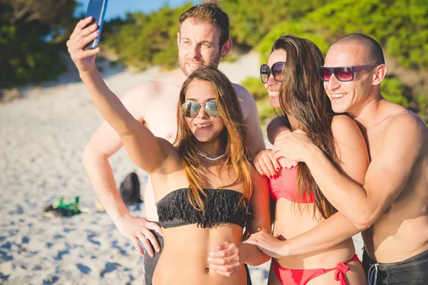 Jonge vrienden op zomer strand — Stockfoto