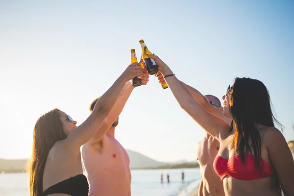 Unga vänner på sommaren beach — Stockfoto