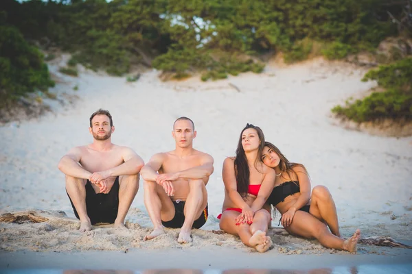 Jonge vrienden op zomer strand — Stockfoto