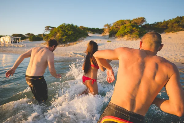 Friends on beach in summer — Stock Photo, Image