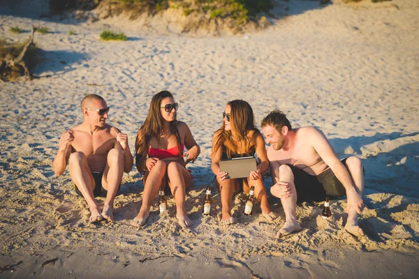 Молодые друзья на летнем пляже — стоковое фото