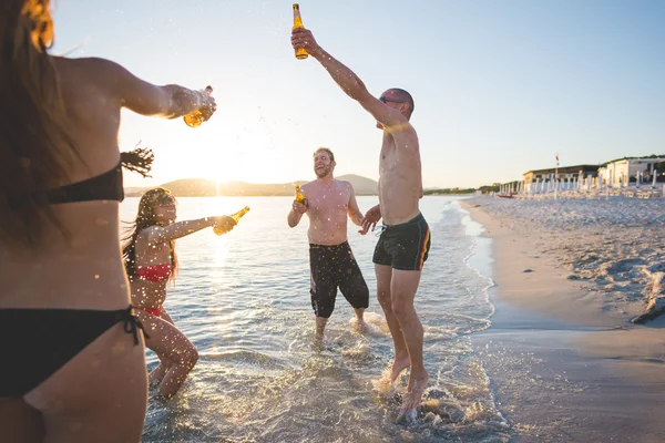 Mladí přátelé na letní beach — Stock fotografie