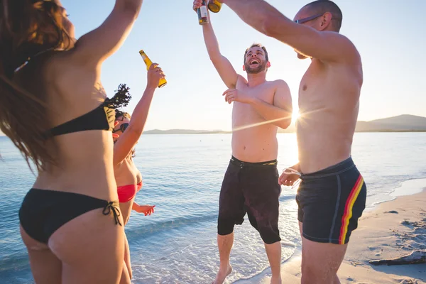 Mladí přátelé na letní beach — Stock fotografie