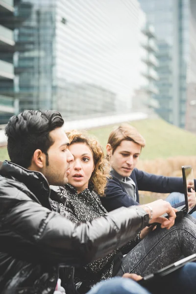 Multiracial affärsmän som arbetar i staden — Stockfoto