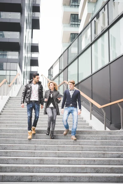 Multiraciale zakenmensen werken in de stad — Stockfoto