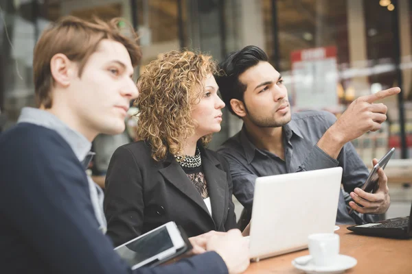 Multiraciale zakenmensen in café — Stockfoto