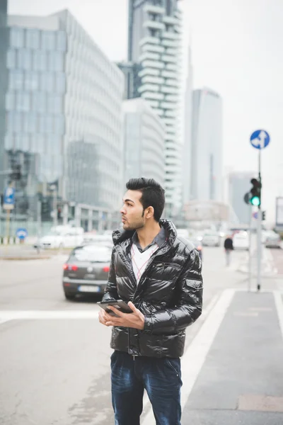 Joven empresario indio en la ciudad — Foto de Stock