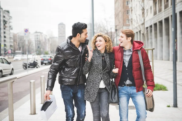 Tres amigos caminando en la ciudad — Foto de Stock