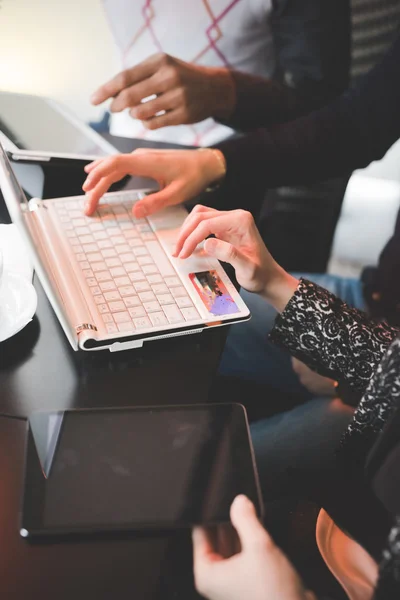 Mensen uit het bedrijfsleven met behulp van technologische apparaten — Stockfoto