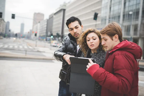 Multiraciale zakenmensen werken in de stad — Stockfoto