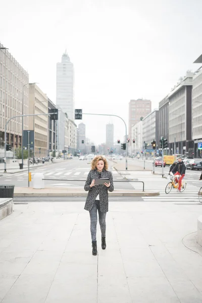 Femme d'affaires moderne en ville — Photo
