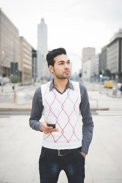 Joven empresario indio en la ciudad — Foto de Stock