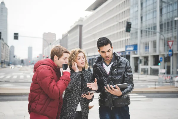 Multiracial affärsmän som arbetar i staden — Stockfoto