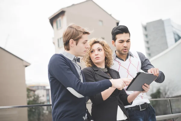 Multirassische Geschäftsleute, die in der Stadt arbeiten — Stockfoto